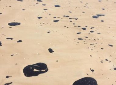Ilhéus: Manchas chegam em praia e estado já tem 14 cidades contaminadas por óleo