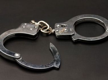 Mulher suspeita de sequestrar 10 pessoas da mesma família é presa em Teixeira de Freitas