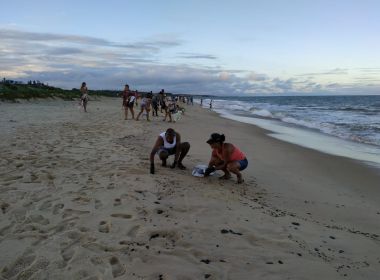 Prado: Moradores aproveitam maré baixa e fazem mutirão para remover manchas de óleo