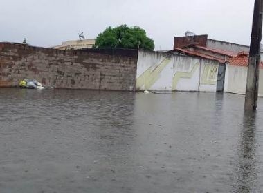Feira: Chuvas deixam alagadas ruas do Centro e bairro alagadas