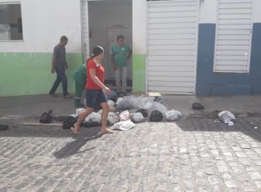 Valença: Coleta é interrompida por 4 dias e morador protesta jogando lixo na prefeitura