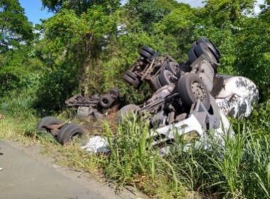 Caminhão tomba e deixa uma pessoa morta em Itabuna