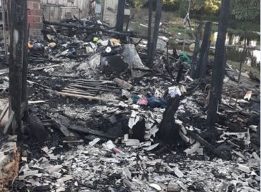 Incêndio destrói pelo menos cinco casas de madeira em Pau Brasil