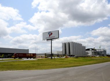 Cervejaria dá férias para 10 mil funcionários; medida atinge fábrica em Alagoinhas