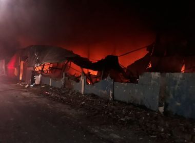 Incêndio atinge fábrica de reciclagem em Camaçari