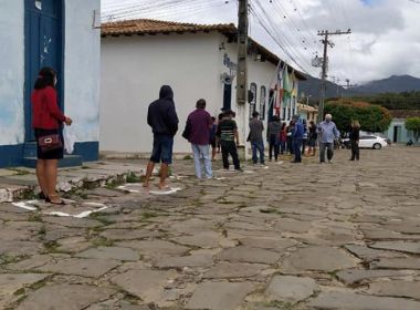 Rio de Contas: Campanha faz marcas no chão para manter distanciamento em filas de bancos