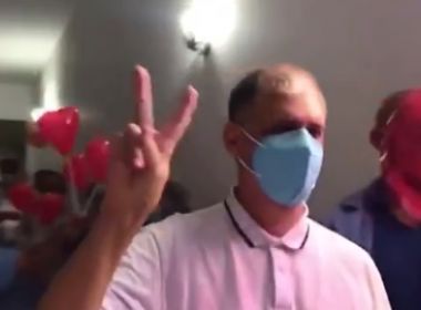 Ilhéus: Médico de 50 anos recebe alta após quase 2 meses internado com Covid-19