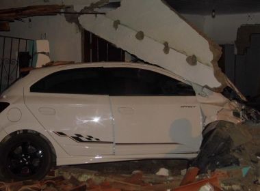 Carro invade casa em Brejões após motorista perder controle da direção