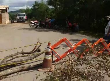 Moradores de Palmeiras fecham acesso para que vítima de Covid não fosse sepultada