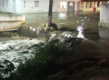 Itaquara: Grande volume de água suja toma ruas e chama atenção de moradores 