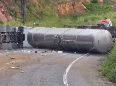 Eunápolis: Batida entre caminhões e carro na BR-101 deixa ferido preso às ferragens