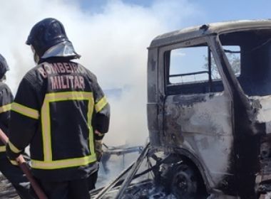 LEM: Caminhão fica destruído após pegar fogo na BR-242