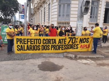Feira: Professores da rede municipal fazem manifestação contra cortes de salário 