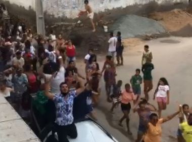 Maiquinique: Moradores ignoram Covid-19 e participam de carreata de apoio a prefeito