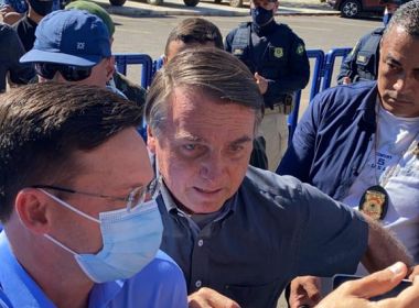 Barreiras: Bolsonaro chega em aeroporto e é recepcionado por fãs em aglomeração