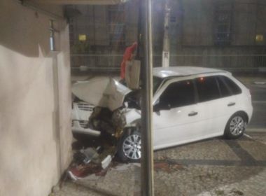 Feira de Santana: Motorista perde controle da direção e bate carro em módulo da PM