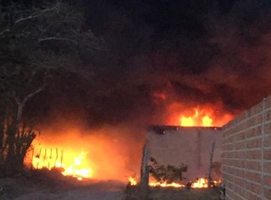  Fábrica de recicláveis é destruída por fogo em Conceição do Coité; assista