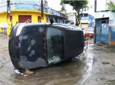 Itabuna: Forte chuva alaga ruas, derruba muro de casa e deixa pessoas desalojadas