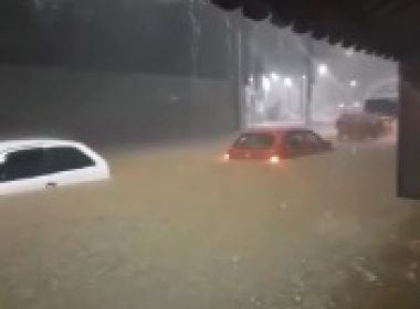 Irecê: Forte chuva deixa carros quase submersos; água invadiu hospital e delegacia