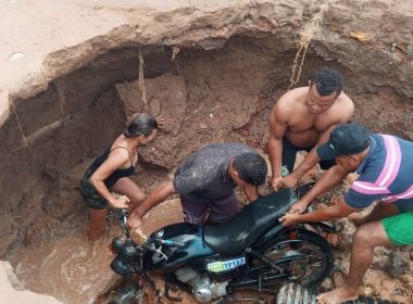 LEM: Cratera se abre após chuvas e 'engole' motocicleta