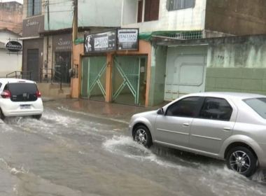 Caatiba: Chuva faz rio transbordar e água alaga ruas e casas