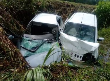 Batida entre dois carros deixa uma pessoa morta na BA-263