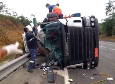 Santa Inês: Carona morre e motorista fica ferido após carreta tombar na BR-116