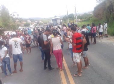 Firmino Alves: Apoiadores de padre bloqueiam estrada e pedem diplomação de ex-prefeito