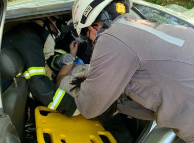 Após acidente com um carro em Ilhéus, vítima precisou ser retirada das ferragens