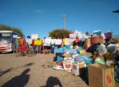 Sauípe: Grupo protesta contra acúmulo de lixo em ruas que já dura 15 dias