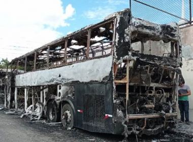 Ônibus da banda Os Clones são destruídos em incêndio em Feira de Santana