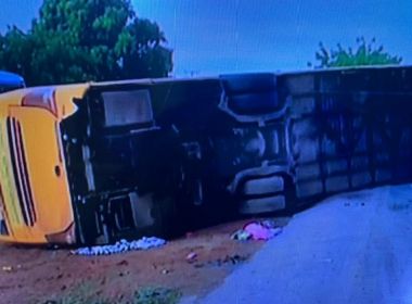 Cinco pessoas morrem após ônibus tombar em pista na entrada de Barreiras 