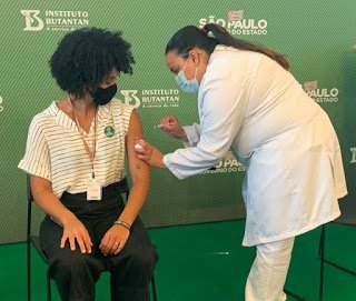 Primeira mulher indígena vacinada contra a Covid-19 no Brasil é baiana