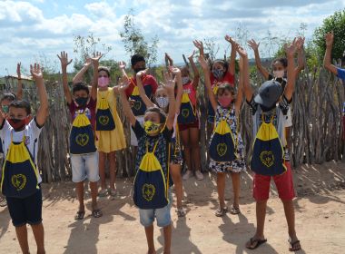 400 kits escolares são entregues para crianças carentes em Uauá 