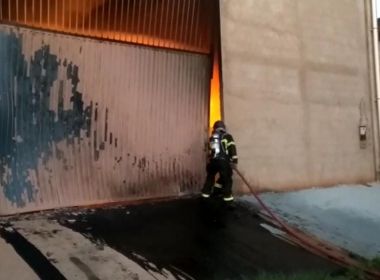 Barreiras: Incêndio atinge galpão com galões de óleo; bombeiros controlam chamas