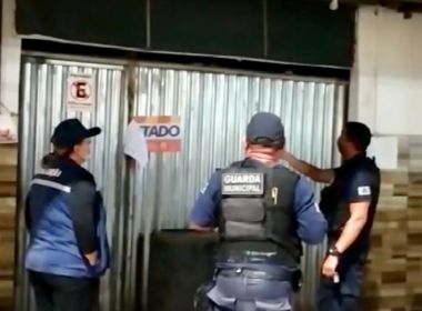 Feira: Dono de bar tranca quase 30 clientes e foge de local para não ser punido em fiscalização