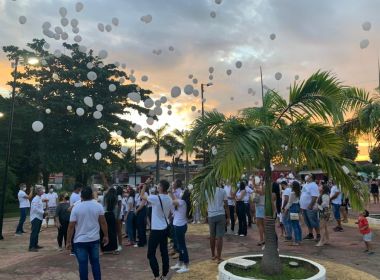 Grupo de familiares e amigos solta balões em homenagem a médico morto 
