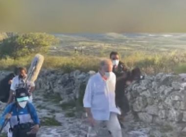 Monte Santo: Ciro Gomes visita cidade e grava vídeos em ponto religioso 