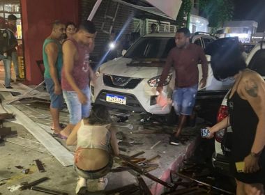 Motorista atropela dezenas de pessoas em bar de Feira de Santana; veja vídeo