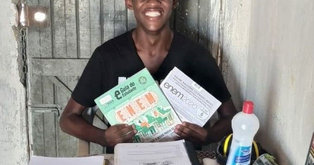 Bahia Notícias / Municípios / Notícia / Feira: Estudando 6 horas por dia em casa sem energia elétrica, jovem é aprovado em medicina - Vimarsana News