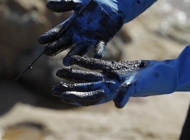 Litoral Norte: Novas manchas de óleo são achadas em praia de Itacimirim