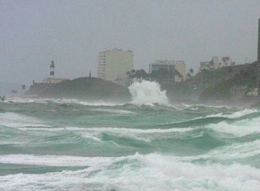 Marinha alerta para ventos de até 60 km na faixa litorânea da Bahia; ondas ultrapassam 2 metros  