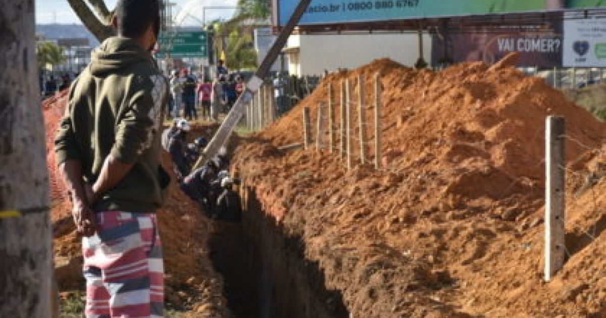 Bahia Notícias / Municípios / Notícia / Conquista: Dois operários morrem soterrados em canteiro de obras; outro segue soterrado - Vimarsana News
