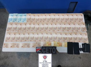 Jequié: PM localiza R$ 3 mil em notas falsas; grupo tinha 52 cédulas adulteradas