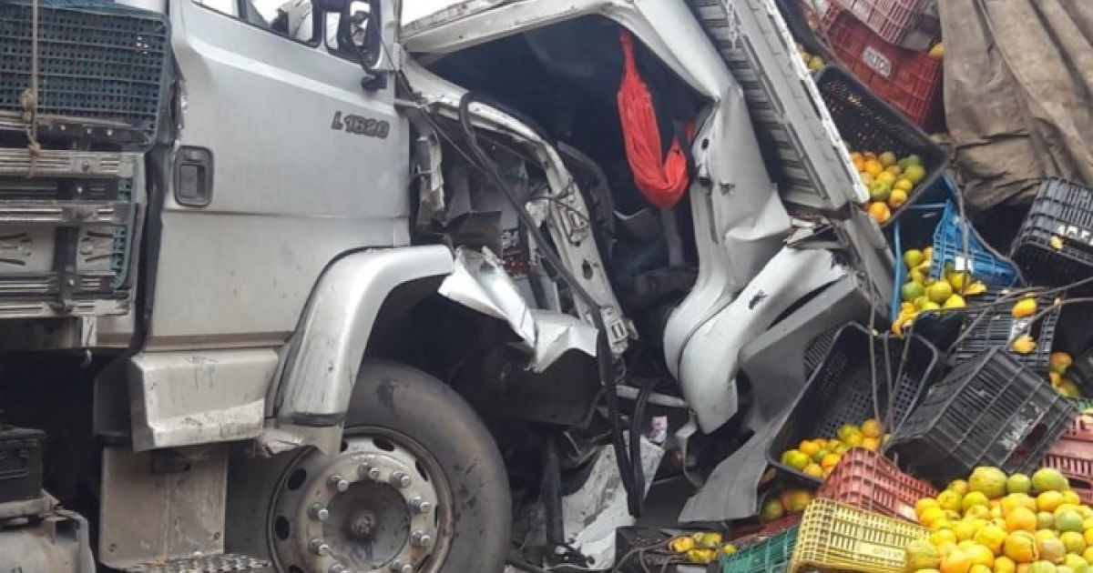 Bahia Notícias / Municípios / Notícia / Maracás: Após dois caminhões se chocarem motorista morre no local - Vimarsana News