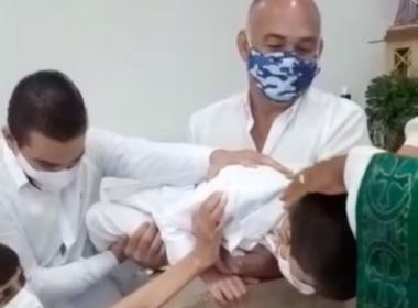 Conquista: Garoto com medo de água 'dá sermão' em diácono durante batismo 