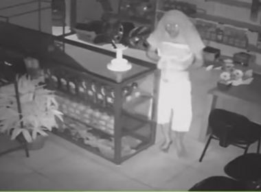 De 'fantasma', homem invade estabelecimento comercial em Vitória da Conquista 