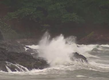 Marinha emite alerta para ondas de até 2,5 metros no litoral baiano nos próximos dias