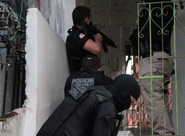 Feira: Apontado com autor de homicídios, homem morre após confronto com policiais