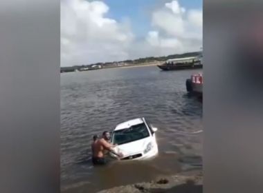 Porto Seguro: Carro com turistas desce rampa de balsas e vai parar dentro de rio